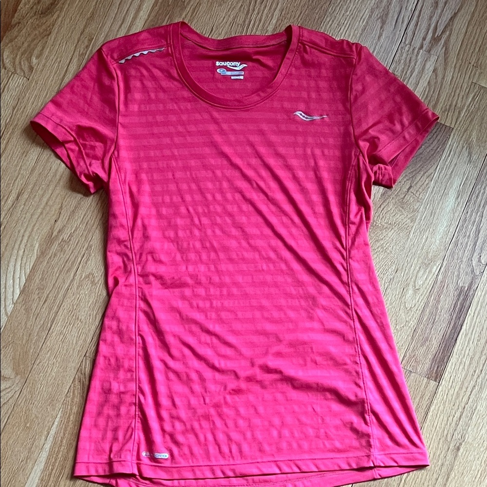 Saucony Women's Salmon Short Sleeve Running Tee size medium